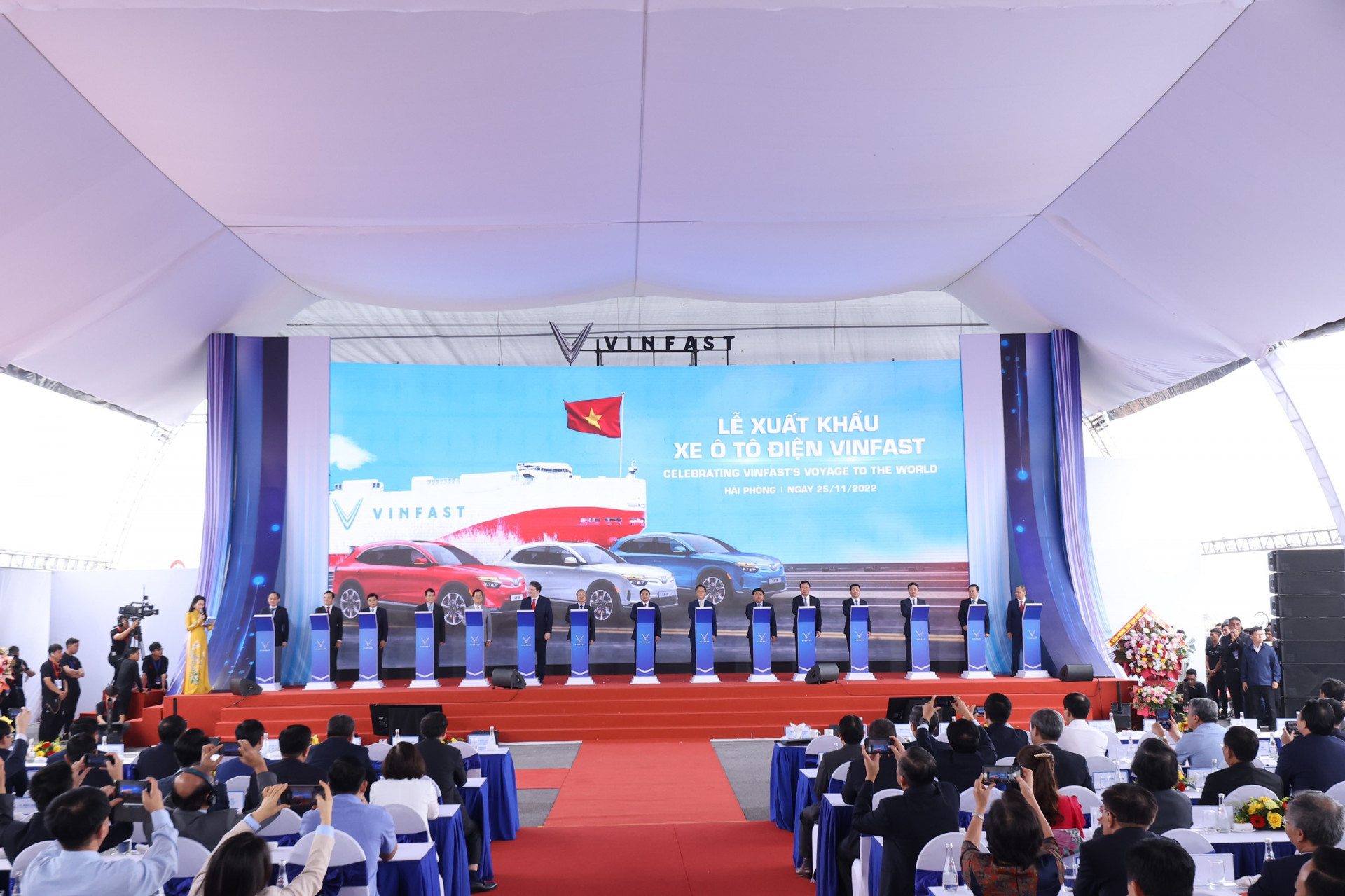  Các đại biểu thực hiện nghi thức bấm nút phát lệnh xuất khẩu xe ô tô điện VinFast sáng ngày 25/11/2022.