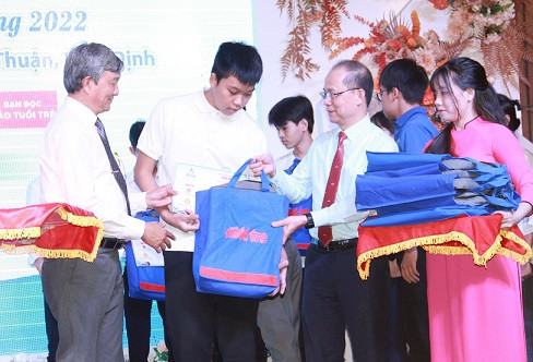 Đại diện Báo Tuổi Trẻ và Sở Giáo dục và Đào tạo Khánh Hòa trao học bổng và quà tặng cho tân sinh viên. 