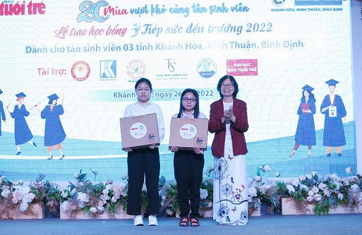 Bà Bùi Thị Hồng Tiến - Giám đốc Quỹ Khuyến học, khuyến tài Khánh Hòa trao laptop cho 2 tân sinh viên có hoàn cảnh đặc biệt. 