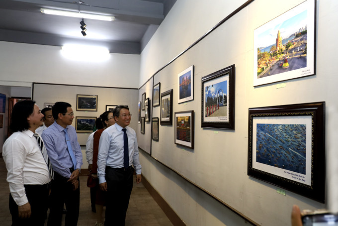 Lãnh đạo tỉnh đến xem triển lãm nhiếp ảnh do Hội Văn học Nghệ thuật tỉnh tổ chức. 