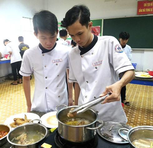 Học sinh Trường Trung cấp Kinh tế Khánh Hòa học thực hành chế biến món ăn.