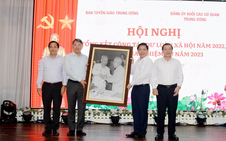 Bí thư Tỉnh uỷ Khánh Hoà Nguyễn Hải Ninh đón nhận quà lưu niệm của Đảng uỷ Khối các cơ quan Trung ương.