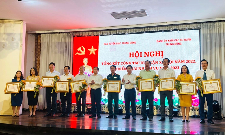 Đồng chí Nguyễn Văn Thể và đồng chí Lại Xuân Môn tặng Bằng khen của Ban Tuyên giáo Trung ương cho 10 cá nhân đạt thành tích xuất sắc trong công tác dư luận xã hội năm 2022.