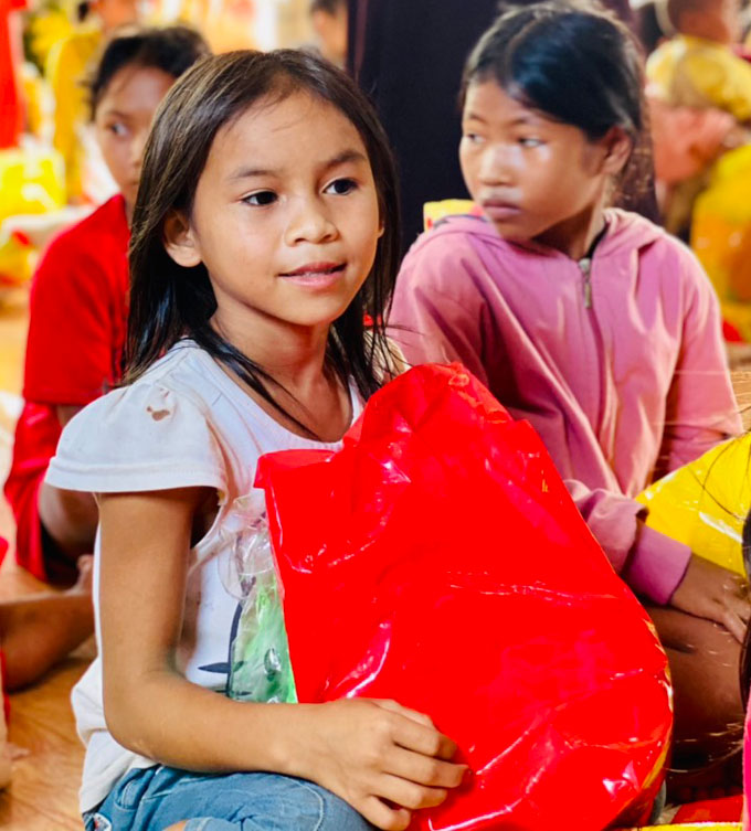 Trao 100 suất quà cho trẻ em khó khăn