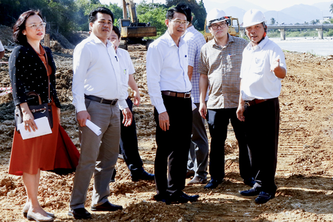 Kiểm tra một số dự án tiêu thoát lũ, kè bờ sông tại các địa phương