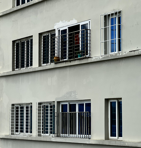Một số hộ dân thay đổi thiết kế cửa sổ.