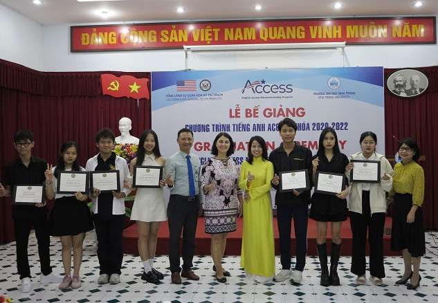 Đại diện Tổng Lãnh sự quán Hoa Kỳ tại TP. Hồ Chí Minh và Trường Đại học Nha Trang trao chứng nhận tham gia khóa học 2020-2022 cho các học sinh. 