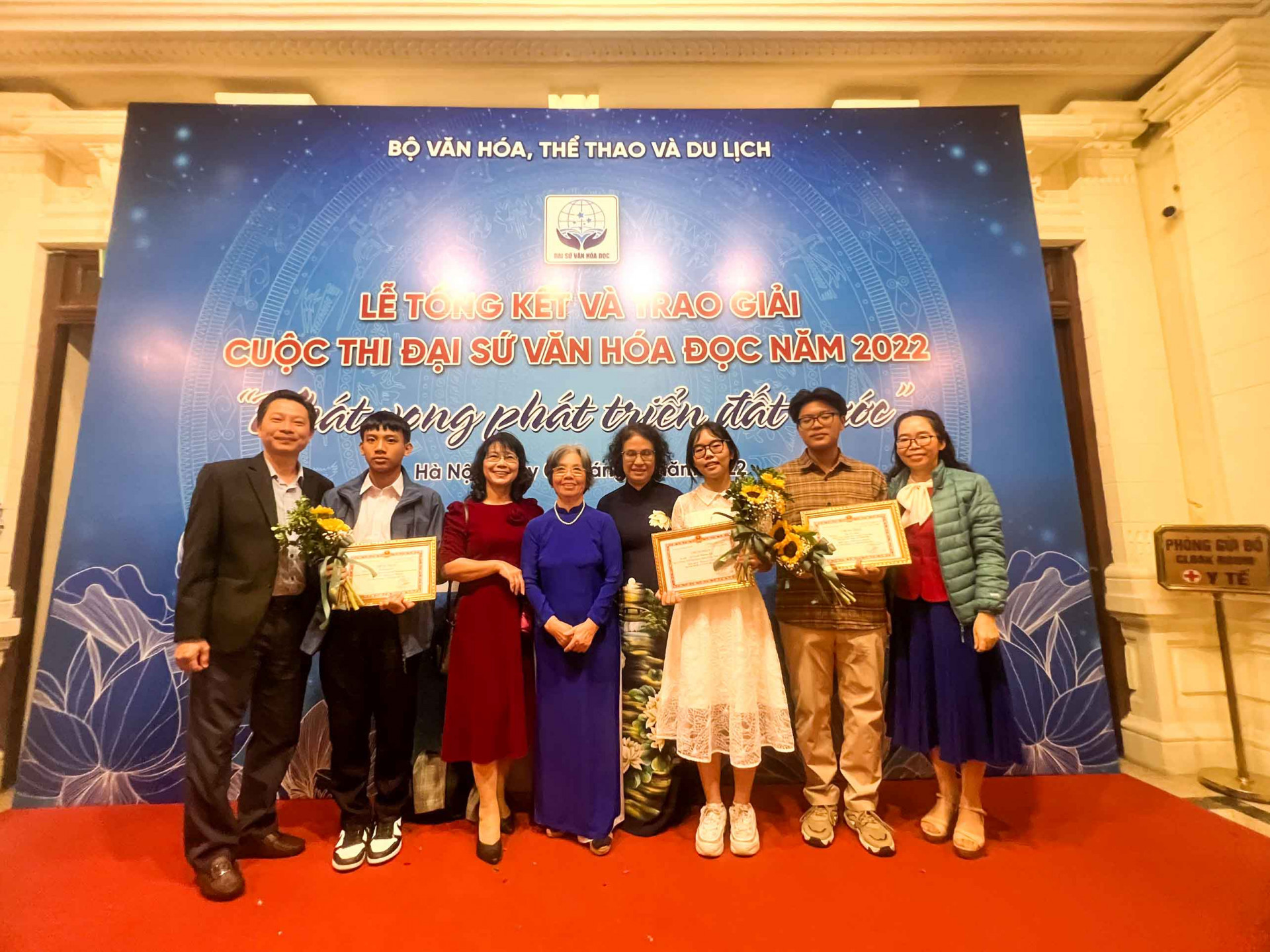 Các em học sinh tỉnh Khánh Hòa đạt giải chụp hình chung với lãnh đạo Vụ thư viện, lãnh đạo Sở Văn hóa và Thể thao. 