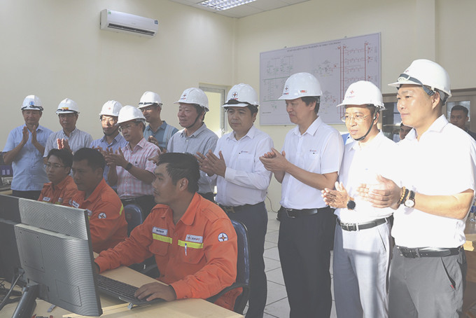 Lãnh đạo Tổng Công ty Truyền tải điện quốc gia cùng các đơn vị tham gia dự án chứng kiến thời khắc đóng điện của dự án.