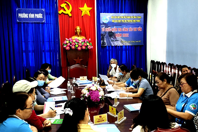 Hội Phụ nữ phường Vĩnh Phước kiểm tra công tác vay vốn tín dụng chính sách.