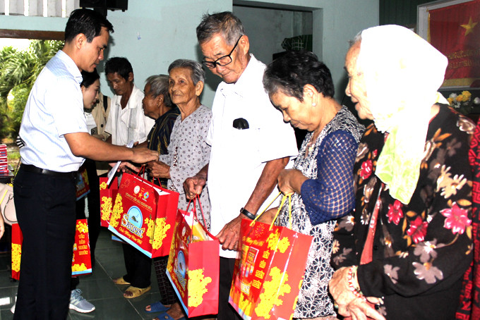 Tặng quà cho người nghèo và gia đình chính sách ở xã Ninh Quang.