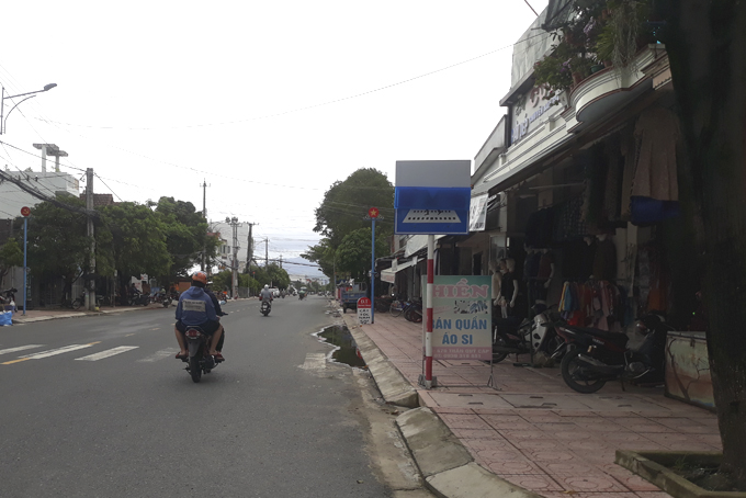 Biển báo giao thông bị bong tróc