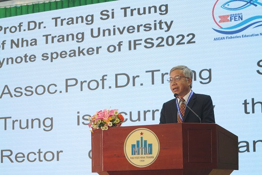 PGS.TS Trang Sĩ Trung - Hiệu trưởng Trường Đại học Nha Trang phát biểu tại hội nghị. 