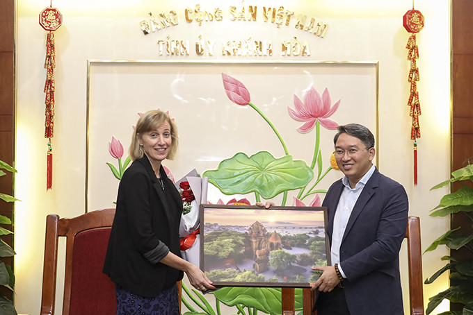 Ông Nguyễn Hải Ninh tặng bà Susan Burns bức ảnh về di tích Tháp Bà Ponagar.