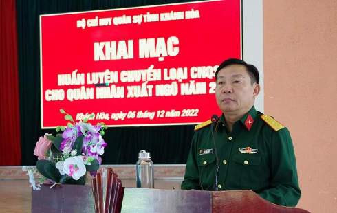 Đại tá Lê Công Chín phát biểu quán triệt tại buổi khai mạc.
