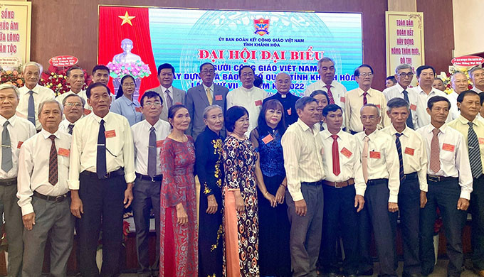 Các Ủy viên Ủy ban Đoàn kết Công giáo Việt Nam tỉnh khóa mới ra mắt đại hội.