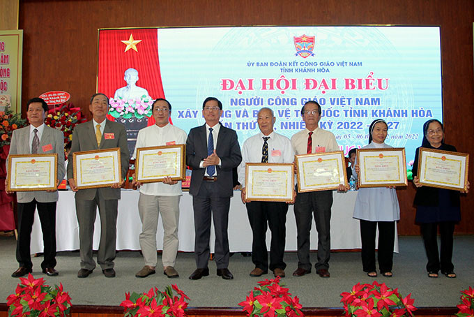  Ông Nguyễn Tấn Tuân - Phó Bí thư Tỉnh ủy, Chủ tịch UBND tỉnh (thứ 4 từ trái sang) tặng bằng khen cho các tập thể.