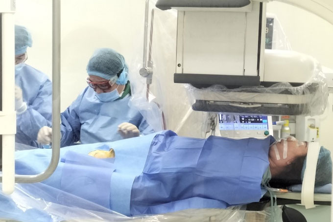 Cứu sống du khách Campuchia đột quỵ do vỡ phình mạch não