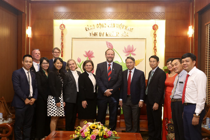Đồng chí Nguyễn Hải Ninh chụp hình lưu niệm với các thành viên đoàn công tác Phòng Thương mại Đại sứ quán Hoàng gia Na Uy tại Việt Nam.
