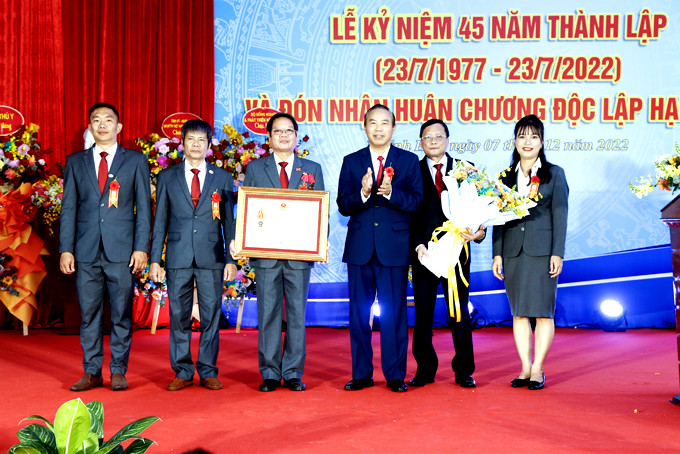 Phân viện Thú y miền Trung đón nhận Huân chương Độc lập hạng Nhì.