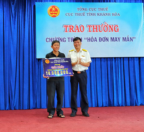 Và trao giải nhất quý II cho ông Huỳnh Tấn Hơn - Công ty TNHH Sản xuất và Thương mại dịch vụ như Ý