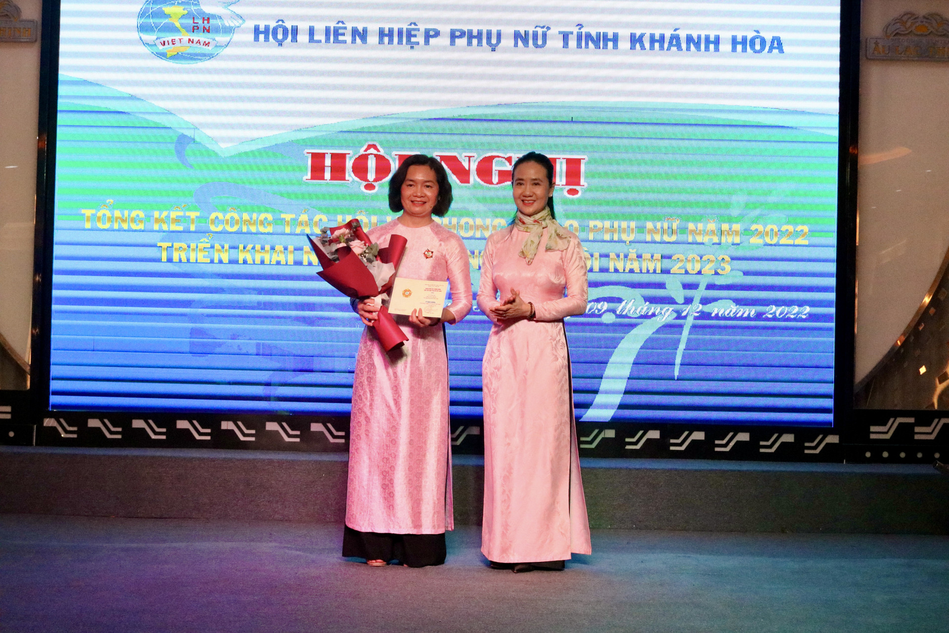 Trao kỷ niệm chương Vì sự phát triển của Phụ nữ Việt Nam.