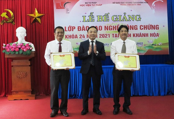 Tiến sĩ Nguyễn Xuân Thu - Giám đốc Học viện Tư pháp trao giấy khen cho các học viên đạt thành tích.