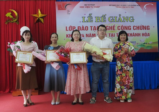 Bà Tạ Thị Xuân Mai - Giám đốc Trung tâm Giáo dục thường xuyên tỉnh Khánh Hòatrao giấy khen cho các học viên đạt thành tích.