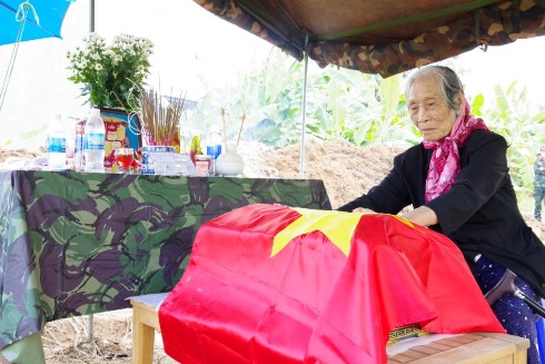 Bà Nguyễn Thị Vàng (người trực tiếp chôn cất liệt sĩ Giang Văn Mẫn năm 1968) xúc động khi tìm kiếm được hài cốt liệt sĩ.