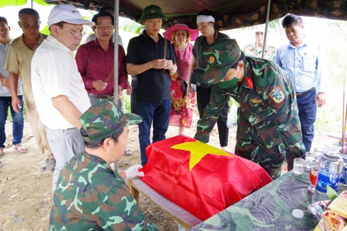 Lãnh đạo UBND TP. Nha Trang và các cơ quan, đơn vị thắp hương tưởng niệm trước vong linh liệt sĩ Giang Văn Mẫn.