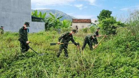 Lực lượng công binh Bộ CHQS tỉnh phát dọn, rà phá bam mìn bảo đảm an toàn khu vực cất bốc hài cốt liệt sĩ.