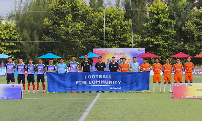 Hai đội Đại học TDTT Từ Sơn Bắc Ninh và Cao đẳng FPT Polytechnic trong trận chung kết giải.