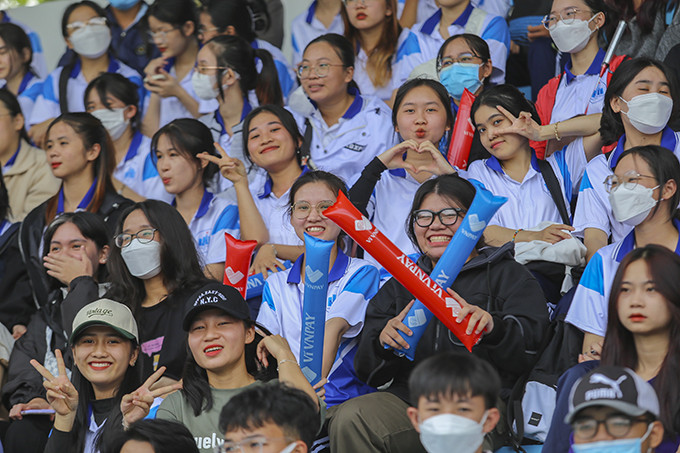 Các khán giả là sinh viên Trường Đại học Nha Trang cổ vũ nhiệt tình cho các đội bóng thi đấu tại giải.