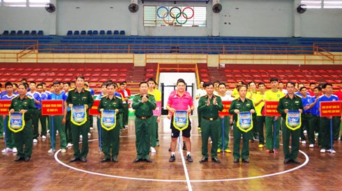Ban tổ chức trao cờ lưu niệm cho các đội.
