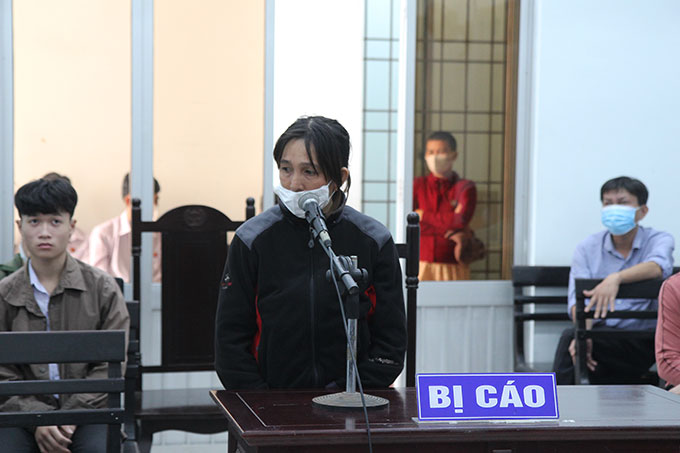 Bị cáo Lê Thị Út tại phiên tòa trực tuyến.