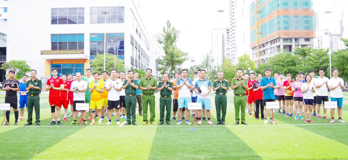 Lãnh đạo các đơn vị và các đội trong buổi khai mạc Giải thi đấu thể dục thể thao mở rộng.