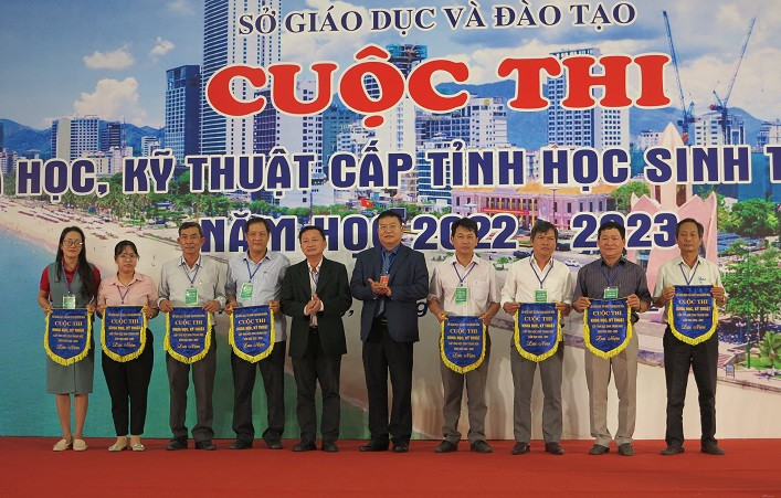 Lãnh đạo Sở Giáo dục và Đào tạo Khánh Hòa và lãnh đạo Trường Đại học Nha Trang trao cờ lưu niệm cho các phòng giáo dục và đào tạo. 
