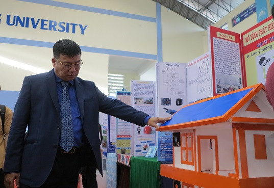 Ông Võ Hoàn Hải - Giám đốc Sở Giáo dục và Đào tạo tham quan gian trưng bày các dự án. 
