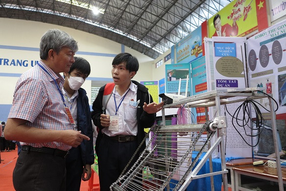 Ông Lê Đình Thuần - Phó Giám đốc Sở Giáo dục và Đào tạo Khánh Hòa nghe học sinh giới thiệu về dự án. 