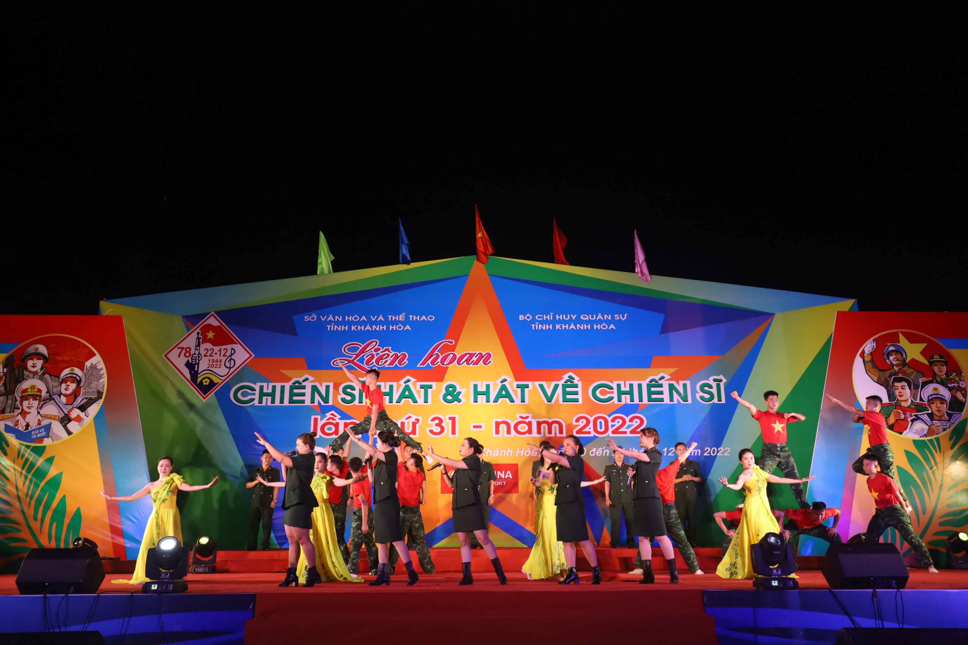 Phần thi diễn của đoàn nghệ thuật quần chúng Bộ Chỉ huy Bộ đội Biên phòng tỉnh Khánh Hòa đã ghi điểm với khán giả bởi những tiết mục có sự đầu tư dàn dựng công phu cả về nội dung và hình thức thể hiện. 