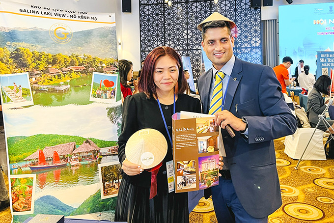 Đại diện khách sạn Galina tặng quà cho doanh nghiệp Ấn Độ đến dự hội thảo kết nối du lịch Khánh Hòa - Ấn Độ. Ảnh: X.T