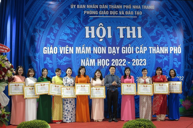 Ông Phan Thanh Liêm - Phó Chủ tịch UBND TP. Nha Trang trao giấy chứng nhận cho các giáo viên dạy giỏi. 