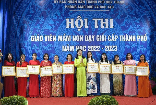 Bà Phạm Thị Châu Anh - Phó Trưởng Phòng Giáo dục và Đào tạo TP. Nha Trang trao giấy chứng nhận cho các giáo viên dạy giỏi. 