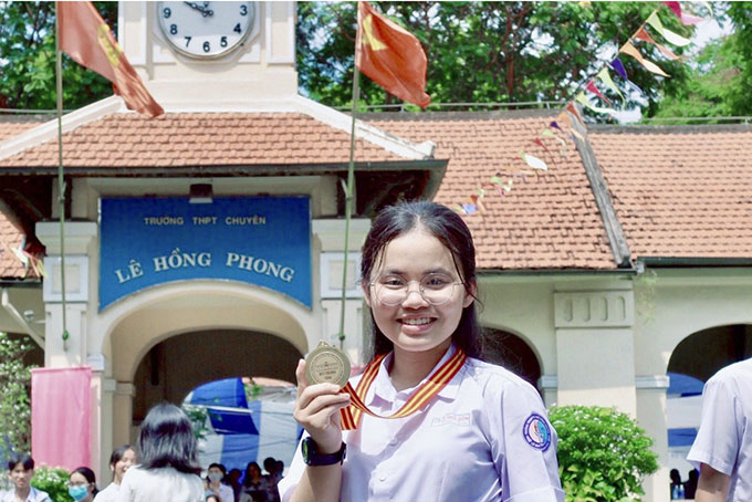 Cô học trò năng nổ, giỏi tiếng Anh