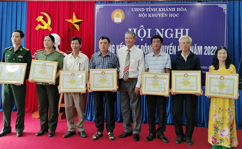 Các cá nhân nhận bằng khen của Trung ương Hội Khuyến học Việt Nam.