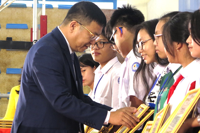 Ông Võ Hoàn Hải - Giám đốc Sở Giáo dục và Đào tạo trao giấy khen cho các dự án đạt giải nhất. Ảnh: BKH