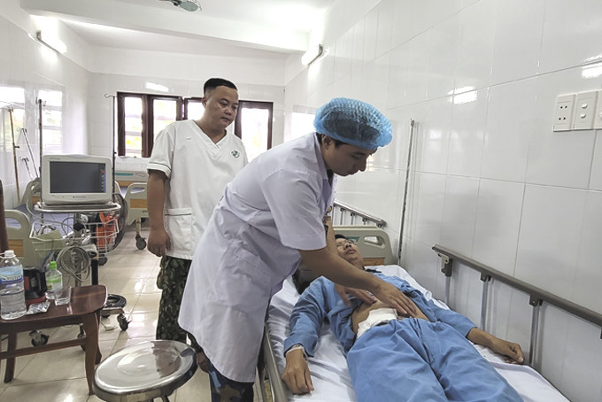 Thạc sĩ, bác sĩ Lã Văn Tuấn thăm khám cho bệnh nhân.
