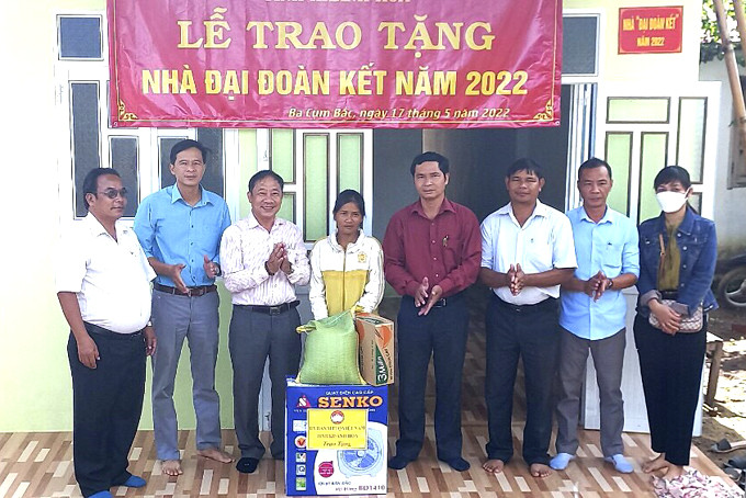 Đại diện UBMTTQ Việt Nam tỉnh và địa phương bàn giao nhà cho một hộ dân  tại huyện Khánh Sơn. Ảnh: VÂN TÂM