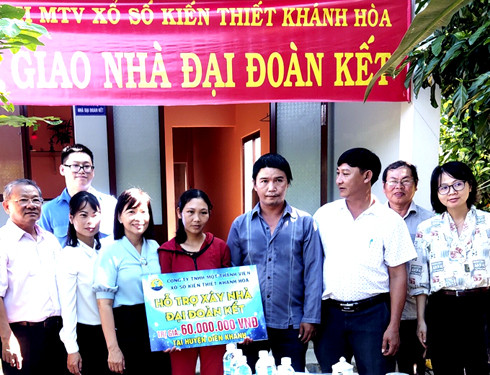 Đại diện chính quyền địa phương, Công ty Xổ số kiến thiết Khánh Hòa trao nhà cho một gia đình tại huyện Diên Khánh. Ảnh: VÂN TÂM