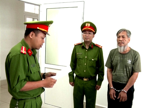 Cán bộ  Phòng Cảnh sát  Thi hành án hình sự và hỗ trợ tư pháp,  Công an tỉnh  đọc biên bản  bắt đối tượng Nguyễn Văn Vãn. 